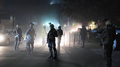 Soldados afganos custodian la embajada espa&ntilde;ola en Kabul tras el atentado de 2015.