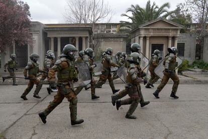 Policías en Santiago de Chile, en 2022.