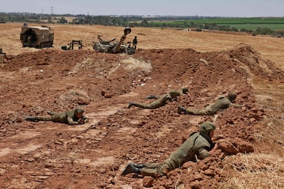 Los soldados israelíes toman posiciones cerca de Sderot, en el sur de Israel, en la frontera con la franja de Gaza controlada por Hamás.