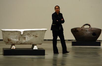 Dos de las esculturas de Tàpies que se pueden ver en el Guggenheim.