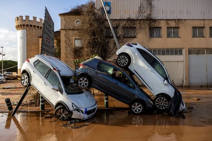 Varios coches amontonados por la dana, este jueves en Sedav. 