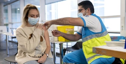 Campaña de vacunación de mayores de 30, en Madrid.