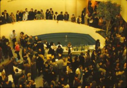 Vista general del cóctel de recepción en el Museo Solomon R. Guggenheim en Nueva York. Las peanas de las esculturas sirvieron aquella noche de apoyo para copas y platos de comida. |