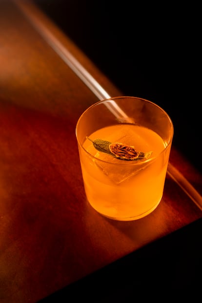 Un cóctel Theo. Ingredientes: Old Tom Gin Berto, Benedictine, Mancini seco y mucílago de cacao.