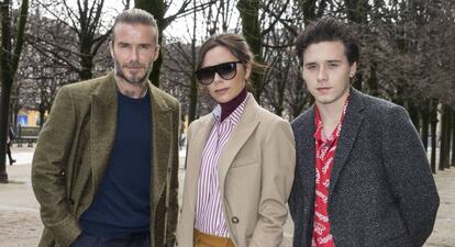 David, Victoria y Brooklyn Beckham en el desfile de Lous Vouiton en Par&iacute;s en 2017.