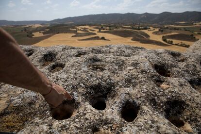 Centenares de cazoletas cubren un área pétrea del yacimiento de La Cava. Fueron horadadas con fines mágicos o decorativos.