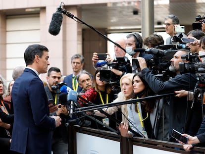 El presidente del Gobierno, Pedro Sánchez, atiende a los medios a su llegada al Consejo Europeo, este jueves en Bruselas.