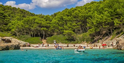 Bañistas en la menorquina Cala Fustam.