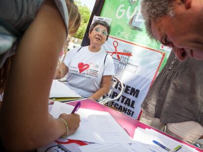 Recogida de firmas a favor del hospital de Viladecans.