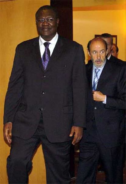 El ministro del Interior, Alfredo Pérez Rubalcaba y su homólogo senegalés, Ousmane Ngom, tras su reunión.