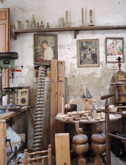 El taller de Luis Velasco, en Toledo, está especializado en elaborar piezas de madera con torno artesanal. Muchos de sus encargos son restauraciones de balaustradas, muebles de época y retablos de edificios históricos.