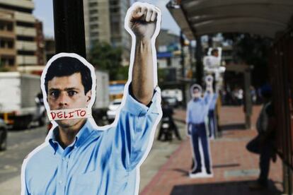 Figuras de papelão de apoio a López, em Caracas.