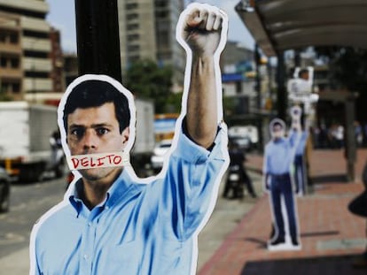 Figuras de papelão de apoio a López, em Caracas.