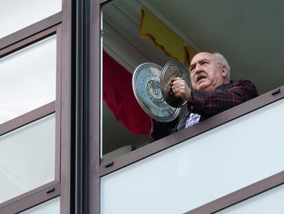 Un hombre protesta con una cacerolada este lunes durante el homenaje a los sanitarios en Valladolid.