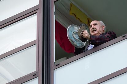 Un hombre protesta con una cacerolada este lunes durante el homenaje a los sanitarios en Valladolid.