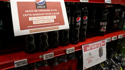 Un cartel que dice "Ya no vendemos esta marca debido a aumentos de precios inaceptables. Pedimos disculpas por las molestias causadas", en un estante de Pepsico en un hipermercado Carrefour en París (Francia), el 4 de enero de 2024.