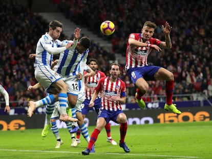 Saúl Ñíguez remata durante el partido contra la Real Sociedad.