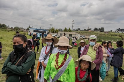 La señora Alma Josefina Victoriano Cruz hace fila para recibir una dotación de alimentos en la comunidad de El Quelite.