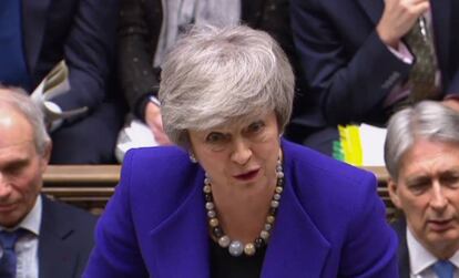 La primera ministra de Reino Unido, Theresa May, responde este miércoles durante la sesión de control de la Cámara de los Comunes