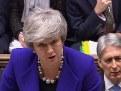 La primera ministra de Reino Unido, Theresa May, responde este miércoles durante la sesión de control de la Cámara de los Comunes