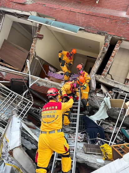 Varios bomberos buscaban heridos entre los escombros de un edificio hundido en Hualien (este de Taiwán), este miércoles. 