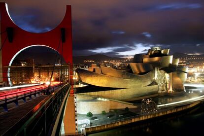 La construcción del museo Guggenheim modificó el entorno industrial de Bilbao y se convirtó en punta de lanza del cambio radical de la ciudad, que recuperó la contaminada ría del Nervión. En la imagen, vista del museo desde el puente de La Salve, en 2007, en el décimo aniversario de su creación.