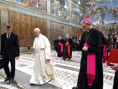 El papa Francisco, con los embajadores del Vaticano, el pasado lunes en la Capilla Sixtina.