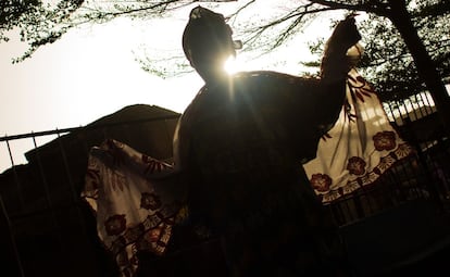 Geneva Coulibaly, de 53 años, no se opuso a que su hija contrajera matrimonio contra su voluntad con un hombre mucho mayor pero luego cambió de idea y le ayudó a divorciarse.