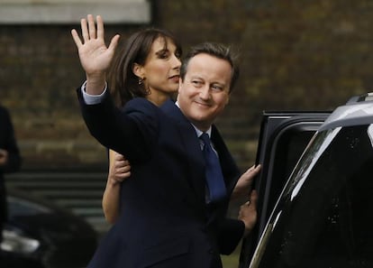 David Cameron y su esposa Samanta abandonan el 10 de Downing Street este miércoles.