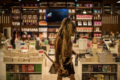 Un actor disfrazado de Tastuán en los pasillos de la Feria del Libro de Guadalajara, esta semana.