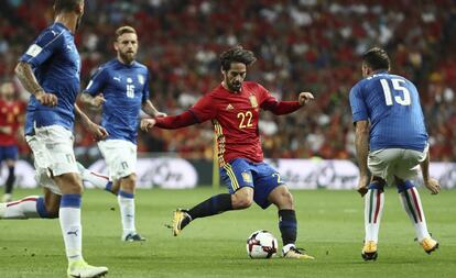 Isco maniobra ante tres jugadores de Italia.