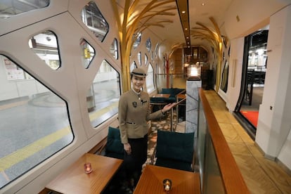 Interior del vagón-cafetería del tren 'suite Shiki-Shima'.