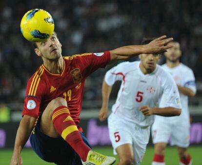 Roberto Soldado intenta controlar el balón.