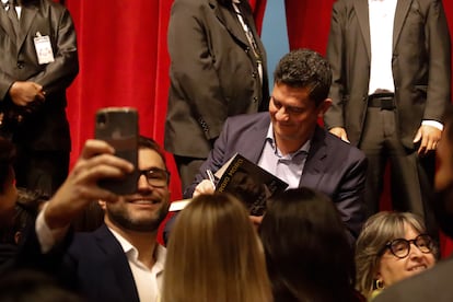 O ex-juiz Sérgio Moro autografando livros após ser recepcionado por uma plateia fervorosamente devota em evento no Nordeste