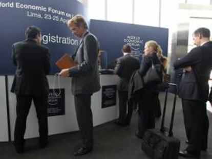 Participantes se registran para el Foro Económico Mundial para América Latina en Lima (Perú).