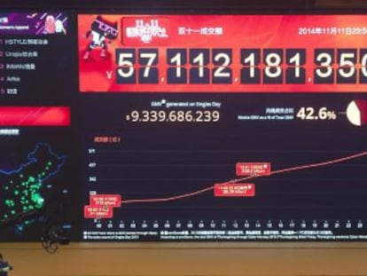 Vista del tablero electr&oacute;nico que marca las ventas del portal Alibaba durante el &#039;D&iacute;a del Soltero&#039; en la sede de la compa&ntilde;&iacute;a en Hangzhou, China hoy 11 de noviembre de 2014.