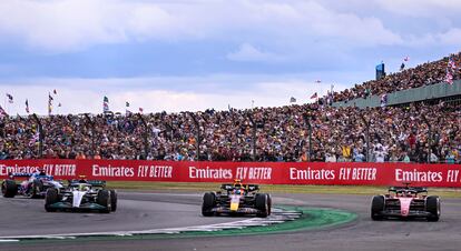 Los coches de Lewis Hamilton, Checo Pérez y Charles Leclerc, en el circuito de Silverstone.