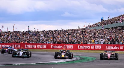 Los coches de Lewis Hamilton, Checo Pérez y Charles Leclerc, en el circuito de Silverstone.