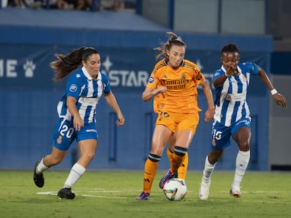 Caroline Weir conduce el balón ante la presión de Ainoa Campo (izquierda) y Uju Mbadi este viernes en el estadio Ciudad Deportiva Dani Jarque, en Barcelona.