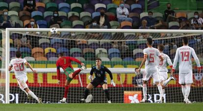 El portugués Cristiano Ronaldo, segundo a la izquierda, golpea el balón por encima del larguero de la portería de España.