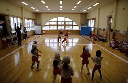 Pero la falta de juegos al aire libre está teniendo un efecto perjudicial en los niños de Koriyama, tanto física como mentalmente. En la imagen, un grupo de niños juegan al balón en una de las salas del centro infantil 'Emporium' en Koriyama.