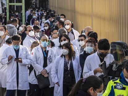 Personal médico espera para ingresar al Hospital General de México, en diciembre de 2020.