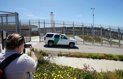 Un vehículo de la policía de fronteras, junto a la valla en California.