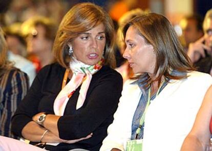 Ana Botella y Elvira Fernández, esposa de Mariano Rajoy, durante el congreso del PP.