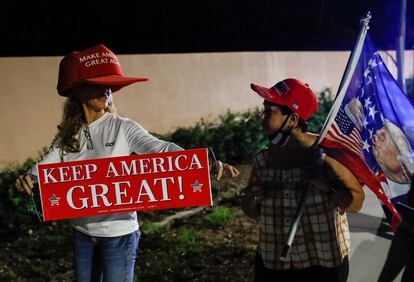  "Estos son tiempos oscuros para nuestra nación, mi bella casa de Mar-a-Lago, en Palm Beach, está ahora siendo sitiada, asaltada y ocupada por un gran grupo de agentes del FBI", escribió Trump en un comunicado.