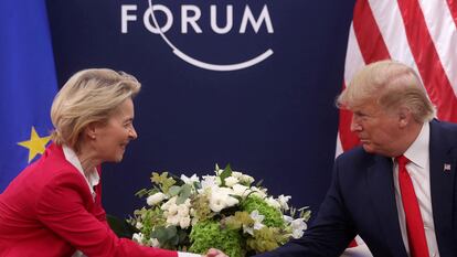 La presidenta de la Comisión, Úrsula von der leyen, y el presidente de EE UU, Donald Trump.