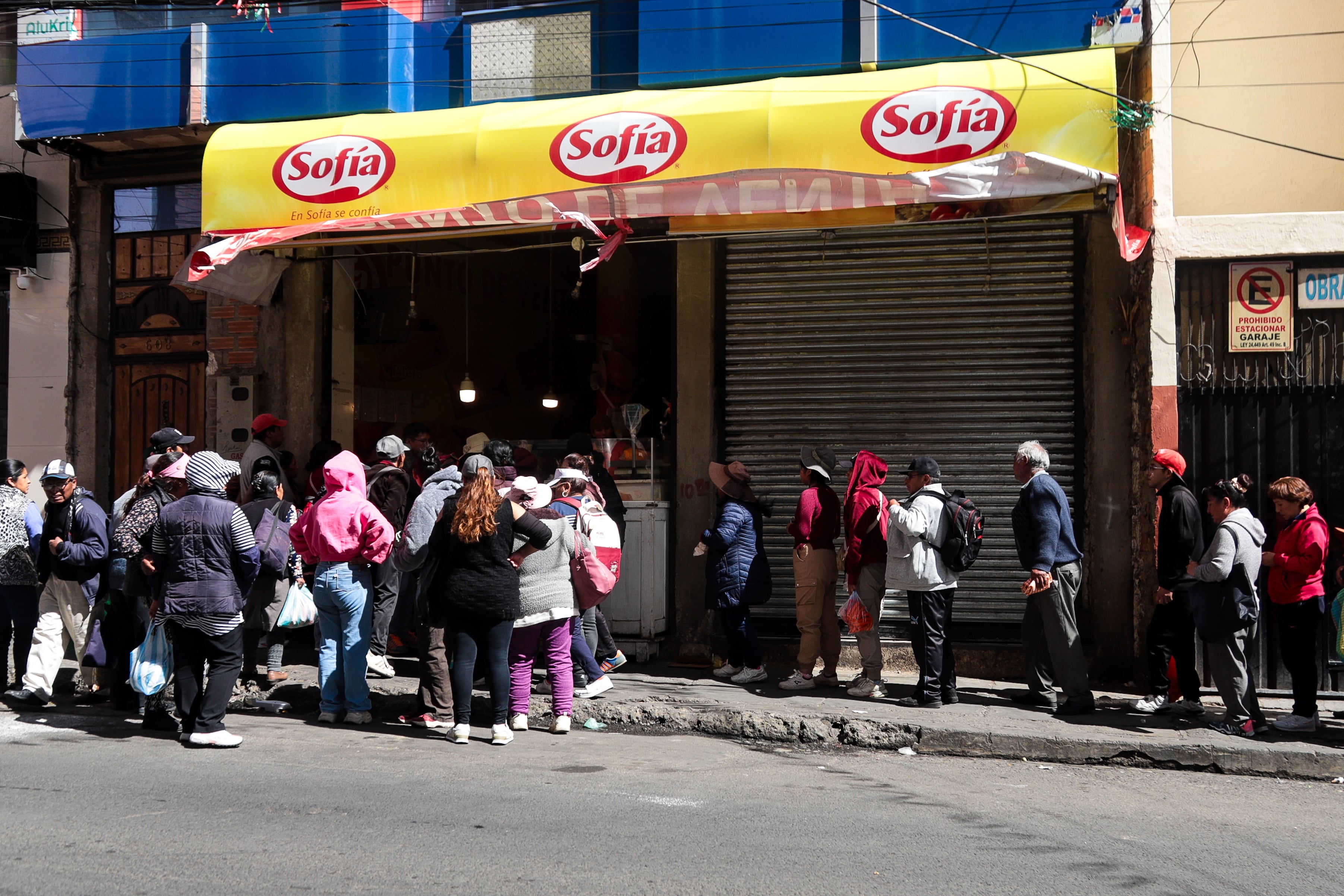 Un mes con La Paz sitiada: filas de horas para comprar un pollo y de hasta cuatro días para gasolina