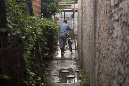 El agua se acumula en el piso de los pasillos de la villa 21-24.