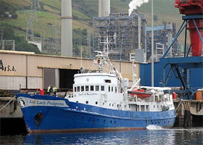 El rompehielos <i>Ice Lady Patagonia,</i> ayer, en aguas de la ría de Bilbao.