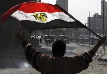 Un manifestante, con la bandera de Egipto, en El Cairo.
